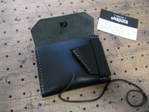 イノセンスウォレット商品画像003：開けると右側に調整ベルトがあります。5センチほどのマチとなりますので、取り出しがしやすいです。