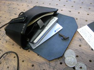 イノセンスウォレット商品画像009：カードと札を収納しました。かなりの収納力です。