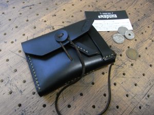 イノセンスウォレット商品画像010：収納すると少しふっくらします。紐でくくるので、中身のボリュームによって調整可能です。