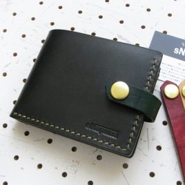 ハーフウォレットhw001商品画像000： 二つ折り財布です。レザーバンドは取り外しでき、気分に合わせて色を変えて楽しむことができます。