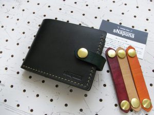 ハーフウォレットhw001商品画像011：レザーバンドはお好みの色に付け替え可能です。