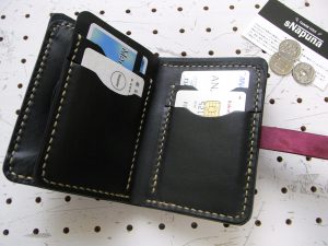 ハーフウォレットhw002-011商品画像：画像では1枚づつ収納していますが、カードポケットは多少ゆとりを持たせているので、2枚ずつ収納できます。