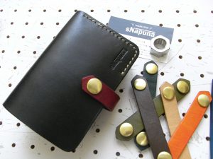 ハーフウォレットhw002-012商品画像：レザーバンドはお好みの色に付け替え可能です。