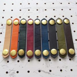 レザーバンド商品画像000：sNapuna仕様のレザーバンドです。画像左から、ナチュラル・オレンジ・グリーン・レッド・ダークブルー・ブルー・ブラック・モスグリーン・ダークブラウンです。