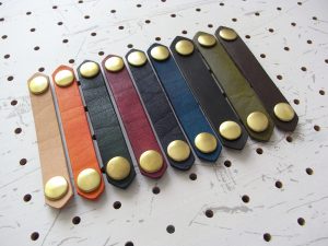 レザーバンド商品画像001：画像左から、ナチュラル・オレンジ・グリーン・レッド・ダークブルー・ブルー・ブラック・モスグリーン・ダークブラウンです。左からの撮影です。