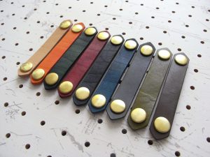 レザーバンド商品画像002:画像左から、ナチュラル・オレンジ・グリーン・レッド・ダークブルー・ブルー・ブラック・モスグリーン・ダークブラウンです。右からの撮影です。