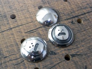 コンチョ３種類サンプル画像000：（上）プレーンコンチョ、（左下）シーサープレーンコンチョ、（右下）シーサーコンチョ