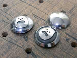 コンチョ3種類サンプル画像001:(左)シーサープレーンコンチョ、(中央)シーサーコンチョ、(右)プレーンコンチョ