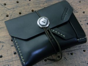 コンチョ取り付けサンプル画像:イノウォレットに取り付けた感じです。