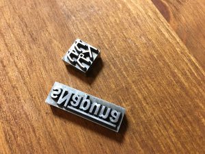 新調したスナプナの刻印です。 上がカタカナロゴのもの、下が従来のロゴです。鋼の焼き入りでテーパードがかかっています。