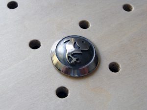 金魚コンチョ商品画像001：左から見た画像です。