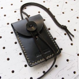 お守りケース（ボタン仕様）商品画像000：表正面の画像です。革ボタンのお守りケースです。