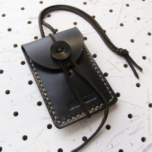 お守りケース（ボタン仕様）商品画像000：表正面の画像です。革ボタンのお守りケースです。