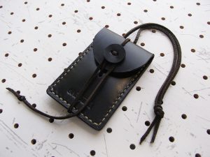 お守りケース(ボタン仕様)商品画像003:左斜めからの画像です。