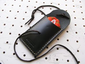 お守りケース（ボタン仕様）商品画像006：お守りを入れてみました。すっぽり入ります。