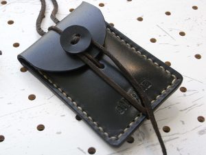 お守りケース（ボタン仕様）商品画像008：革ボタンは当店別売のシルバーコンチョに付替が可能です。