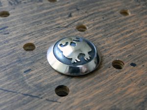 フクロウコンチョ商品画像001：左から見た画像です。