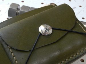 シンプルウォレットのコンチョ装着例001：シーサーミニコンチョの装着例です