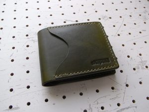 シンプルウォレット商品画像001:表側の画像です。革色はモスグリーンです。