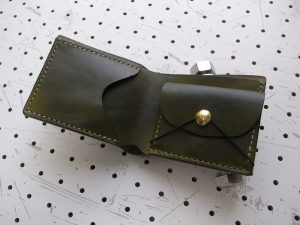 シンプルウォレット商品画像003:開くと右に小銭入れ・左にカード収納です。