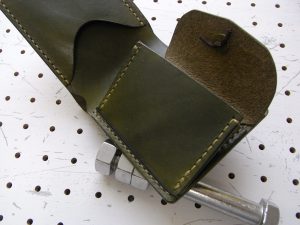 シンプルウォレット商品画像007:ゴム留めはマチの下側へ通しています。ゴムがヘタってもご自身でリペアが可能です。