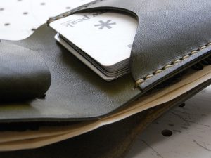 シンプルウォレット商品画像010:カード収納のアップです。カードは10枚入っています。