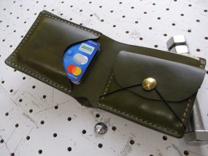 シンプルウォレットのコンチョ装着例004：真鍮コンチョの装着例です