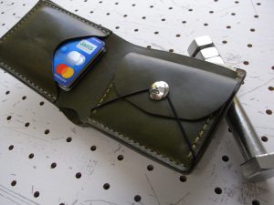 シンプルウォレットのコンチョ装着例003：シーサーミニコンチョの装着例です