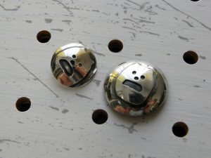 シーサーミニコンチョ商品画像004:シーサープレーンコンチョとの比較画像です。