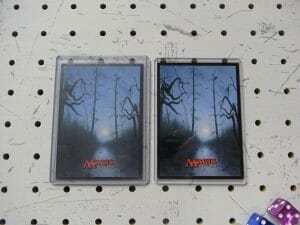 デッキケースL（ローダー対応）商品画像008：左の3枚スリーブに対応している大きいサイズのスリーブも収納可能です。