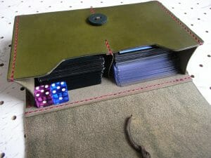 デッキケースL（ローダー対応）商品画像009：サンプル画像では、左に60枚（スリーブ収納）、右に40枚（ローダー10枚、スリーブ収納30枚）を収納しています。