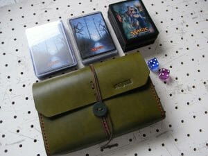 デッキケースL（ローダー対応）商品画像013：ローダーに収納の上、20枚×2ポケット・計40枚の収納が可能。また、スリーブに収納の上、60枚×2ポケット・計120枚の収納が可能です。