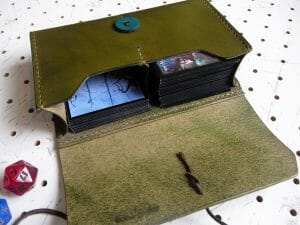 デッキケース02商品画像007：サンプル画像では、マジック：ザ・ギャザリング（MTG）のカードをスリーブケースに入れて、左側に60枚／右側に15枚を収納しています。