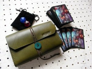 デッキケース02商品画像009：巾着にサイコロを入れれば、オールインワンアイレムになります。コンパクトなデッキケースです。