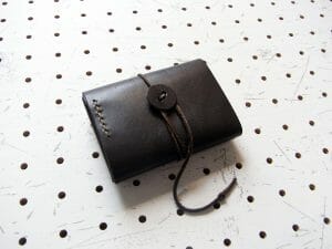 ミニマムウォレット商品画像004：裏の画像です。ボタンにくるくる巻いて留める仕様です。