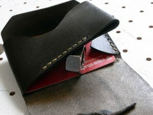 ミニマムウォレット商品画像009：背面のカード収納は挟み込む感じです。