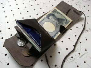 ミニマムウォレット商品画像010：メインのカード収納はキャッシュカード程度の厚さのカードが10枚ほど余裕で入ります。小銭入れにもマチをいれてますので、大きく開いて取り出しも可能です。
