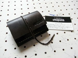 ミニマムウォレット商品画像013：札と小銭、カードを11枚入れると少しふっくらします。でも小さい！