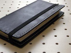 デイリーコンサイス英和・和英辞典カバー(ハンディータイプ)商品画像011:側面の画像です。ゴムがしっかりと留まっています。ゴムはヘタった時にはご自身でリペアが可能です。