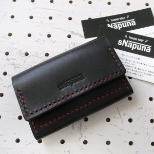 名刺入れ（カードケース）002商品画像000：前面に1箇所のポケットとメインにマチ付きのポケットのみの仕様です。厚手の革で作っていますがボタンを付けていないので、馴染むまではチョット開いた感じがあります。