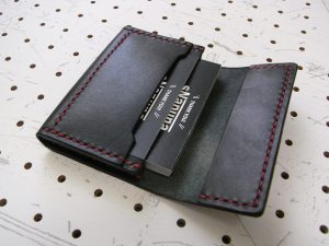 名刺入れ(カードケース)002商品画像007:前面のポケットにもカードを入れてます。