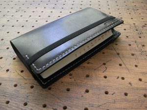 デイリーコンサイス英和・和英辞典カバー(ハンディータイプ)商品画像010:ボタン留めにするとどうしても厚みが出るため、ゴム留めにしてコンパクトに収まる仕様にしました。