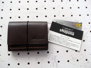 ミニマムウォレット003(ゴム紐)商品画像001:サンプルは革の色はダークブラウン、糸の色はオレンジです。