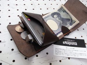 ミニマムウォレット003(ゴム紐)商品画像010:札とカード、小銭を収納した画像です。