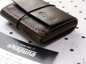 ミニマムウォレット003(ゴム紐)商品画像015:収納後にゴムで留めます。少しふっくらしますがボタンがないので、厚みが最小限です。