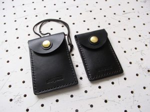 お守りケース(Lサイズ)商品画像006:通常のお守りケースとの比較画像です。左がLサイズとなります。