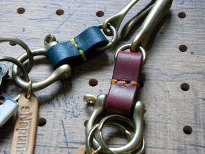 真鍮シャックルキーホルダー商品画像009：右は赤のバンド、左は青のバンドです。