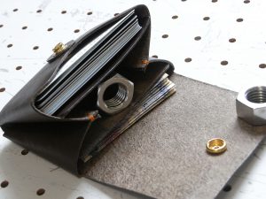 キャッシュレス財布(ボタン仕様)商品画像007:3つに仕切られています。画像上からカード入れ、小銭入れ、札入れです。