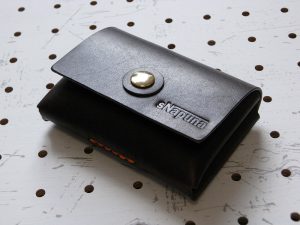 キャッシュレス財布(ボタン仕様)商品画像008:カード10枚とお札8枚+カード2枚+小銭を収納して閉じました。