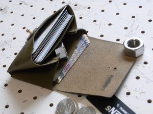 キャッシュレス財布（ギボシ留め）商品画像006：収納は画像上から、カード、小銭、お札と領収書の3か所です